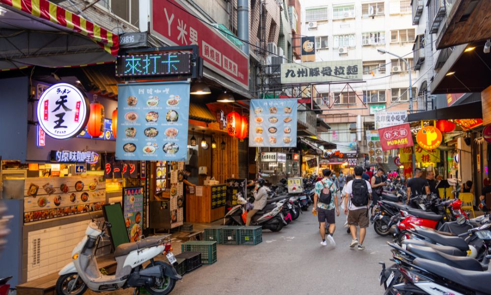 Asia Markets Fall as China Keeps Benchmark